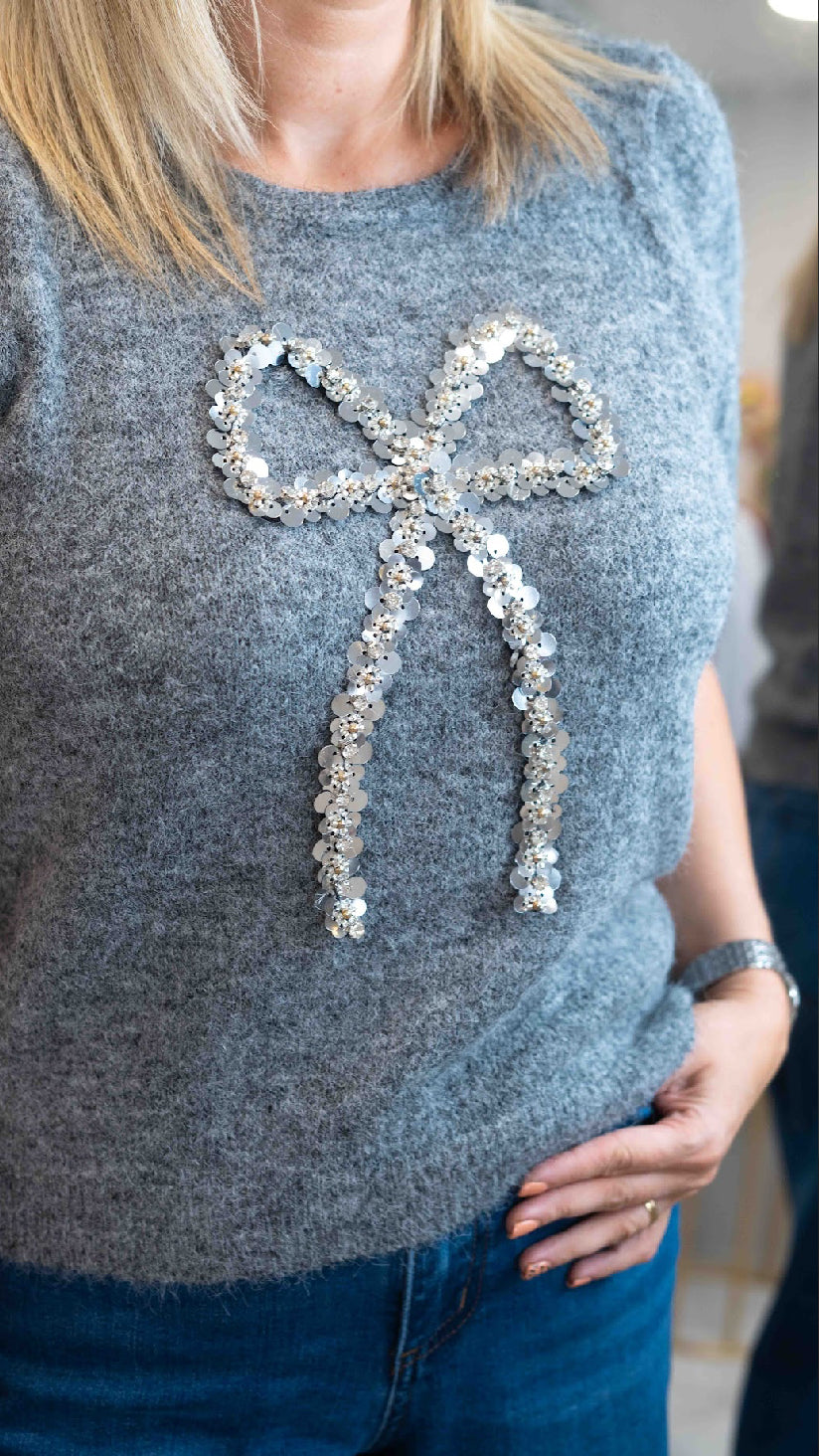 SHORT-SLEEVED SWEATER WITH SEQUIN BOW