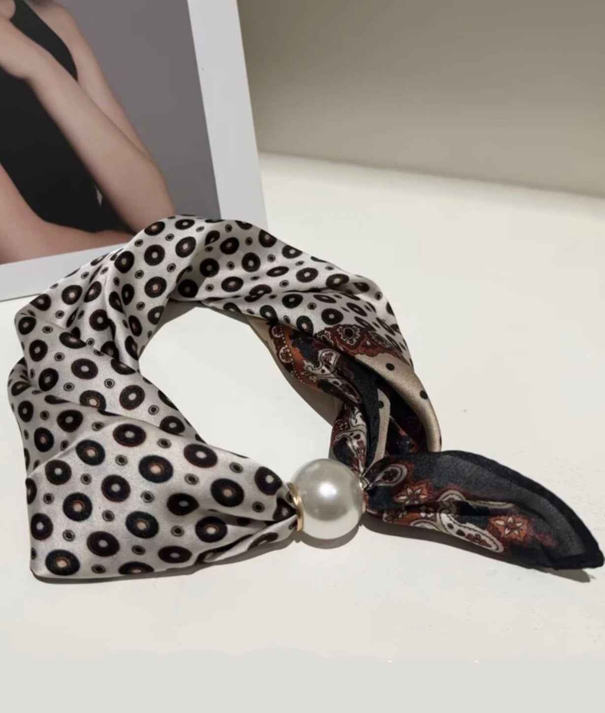 Pearl Magnetic Scarf Q