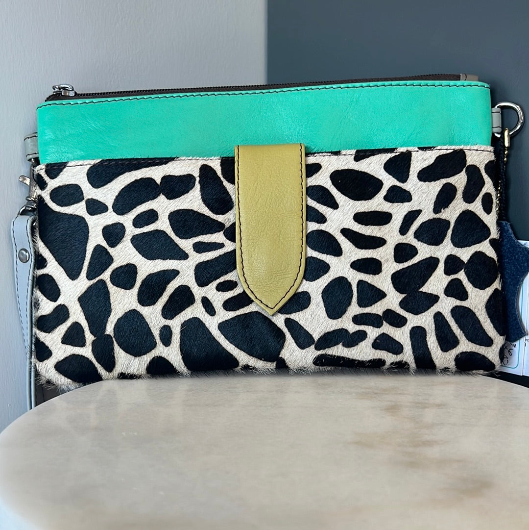 SORUKA LEATHER WRISTLET BAG - GREEN WITH GIRAFFE PRINT (8)