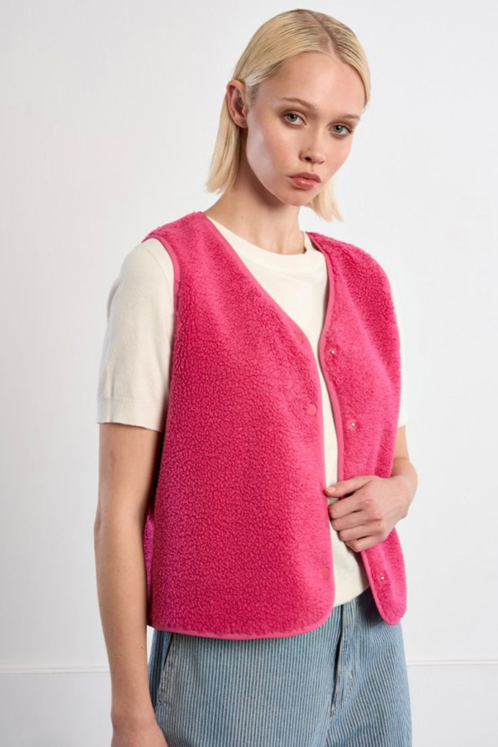 SHORT SLEEVELESS JACKET