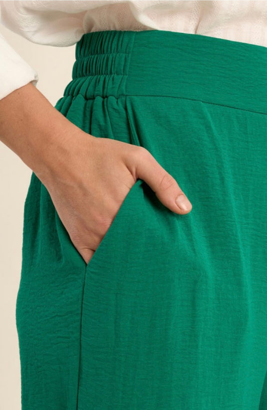 HIGH-WAISTED, FLOWING TROUSERS